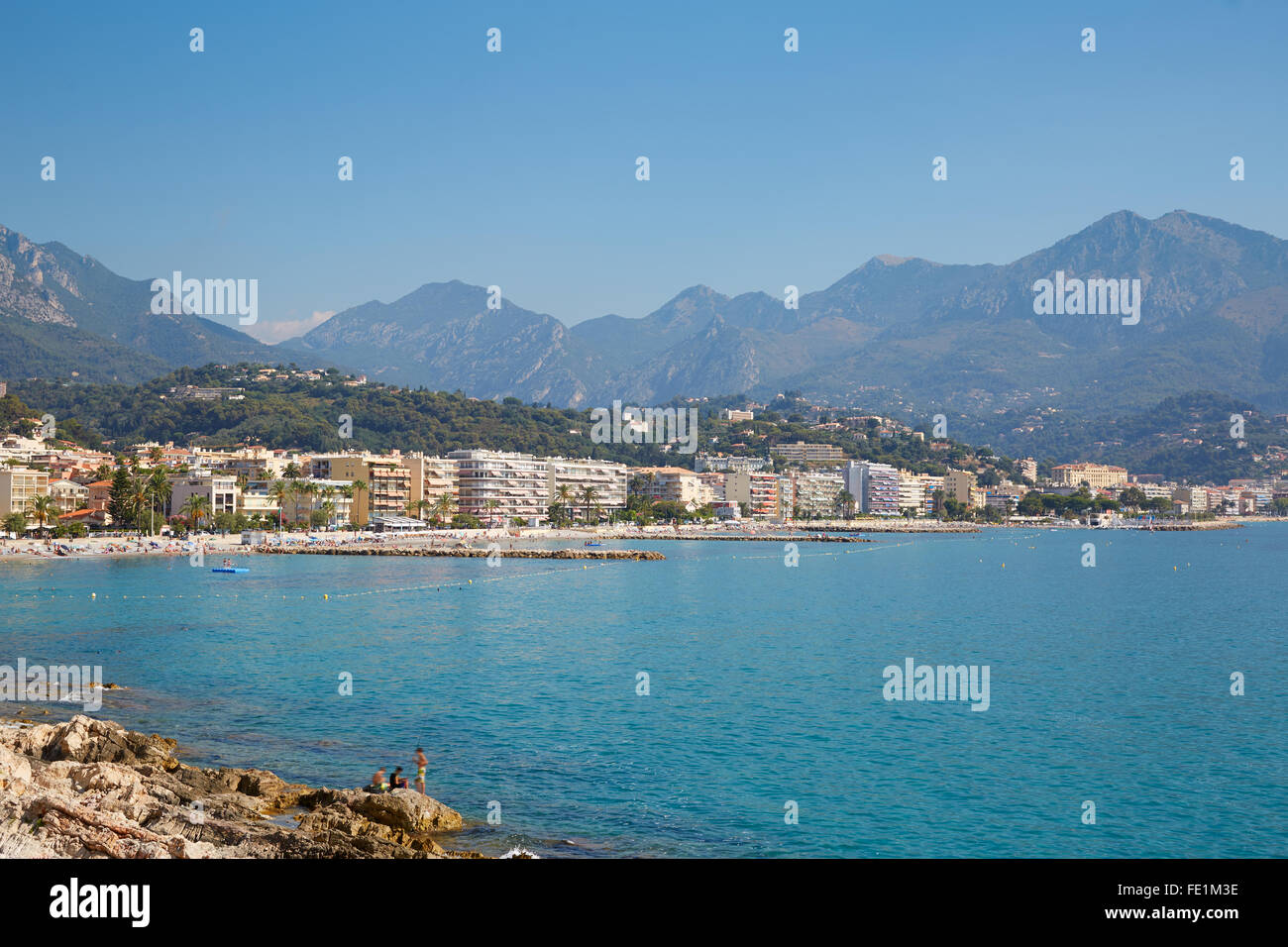 Cap Martin e Roquebrune, blu del mare della Riviera francese in una soleggiata giornata estiva Foto Stock