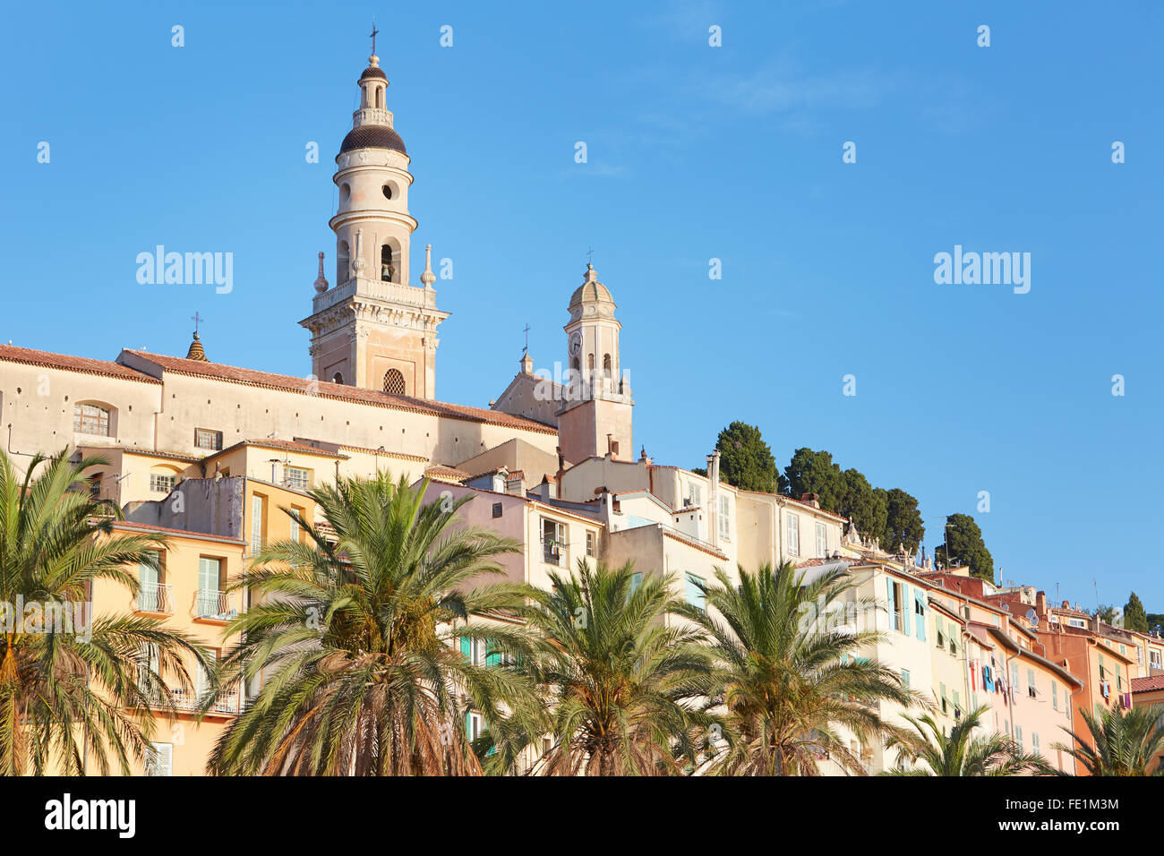 Menton il campanile e le vecchie case di città in mattinata, Costa Azzurra Foto Stock