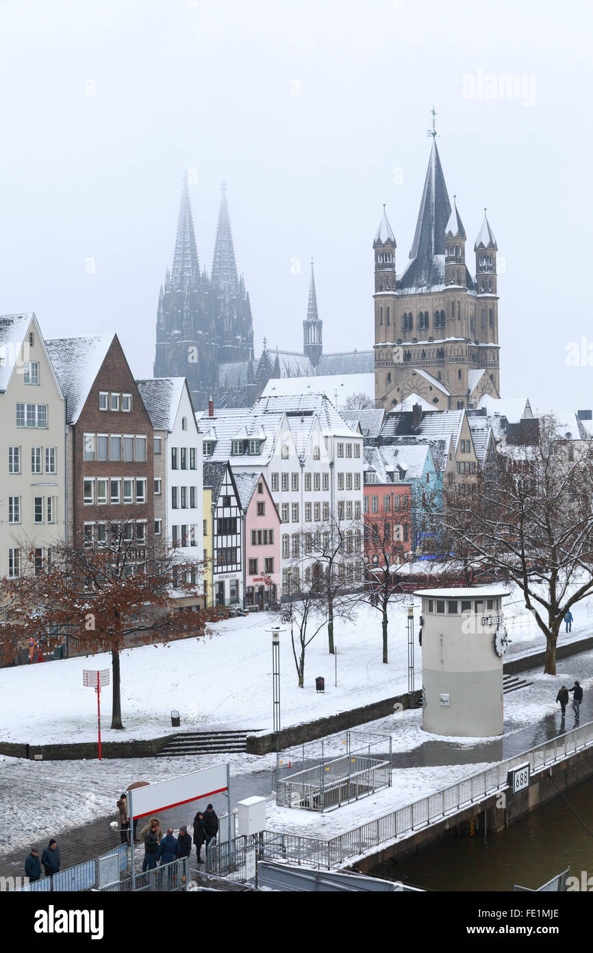 La cattedrale di Colonia e Chiesa Groß St Martin, la Città Vecchia di Colonia, Germania Foto Stock