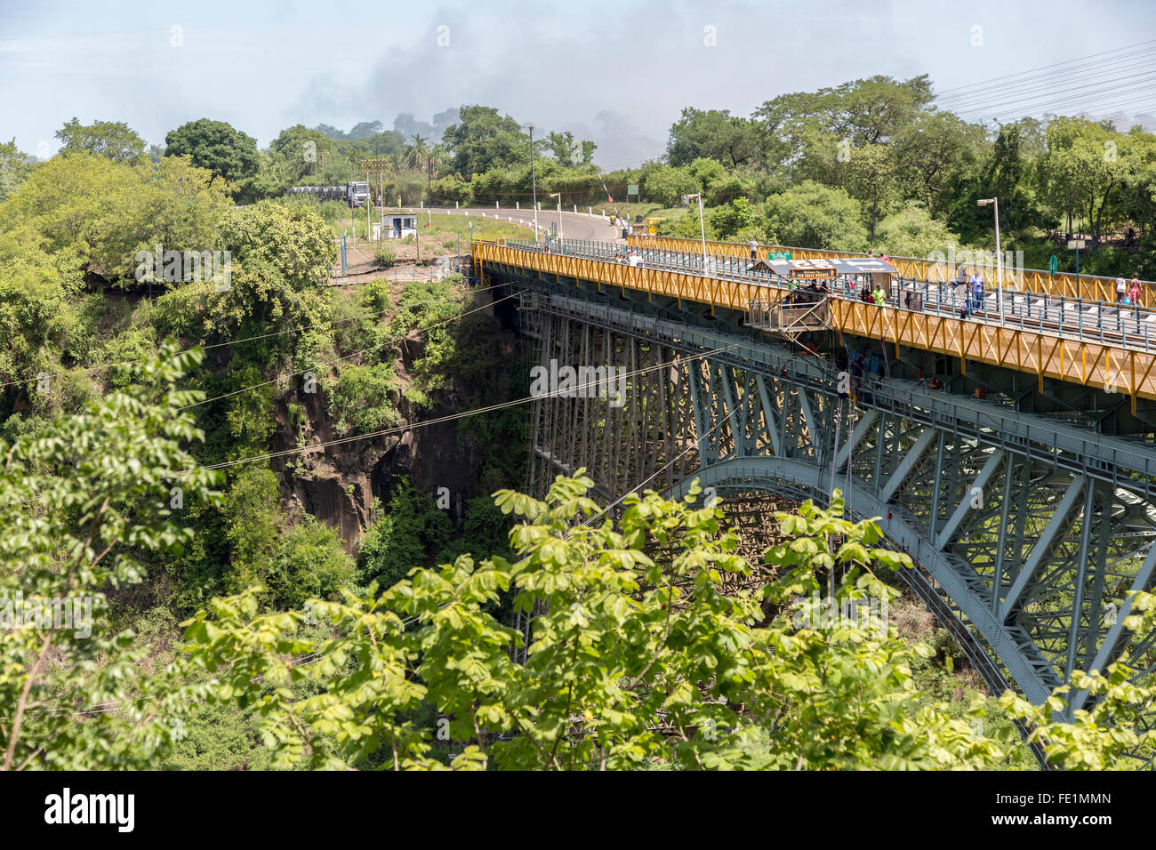 Il bungee jumping dal Victoria Falls Bridge, Africa Foto Stock