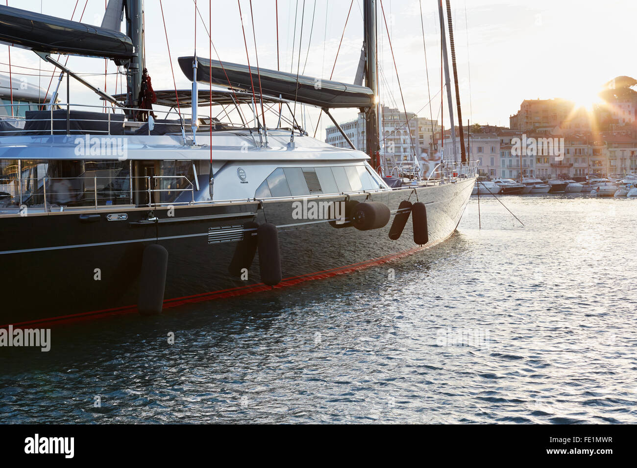 Moderno un nero rosso barca a vela di Perini Navi visto nel porto di La luce del tramonto, Cannes Foto Stock