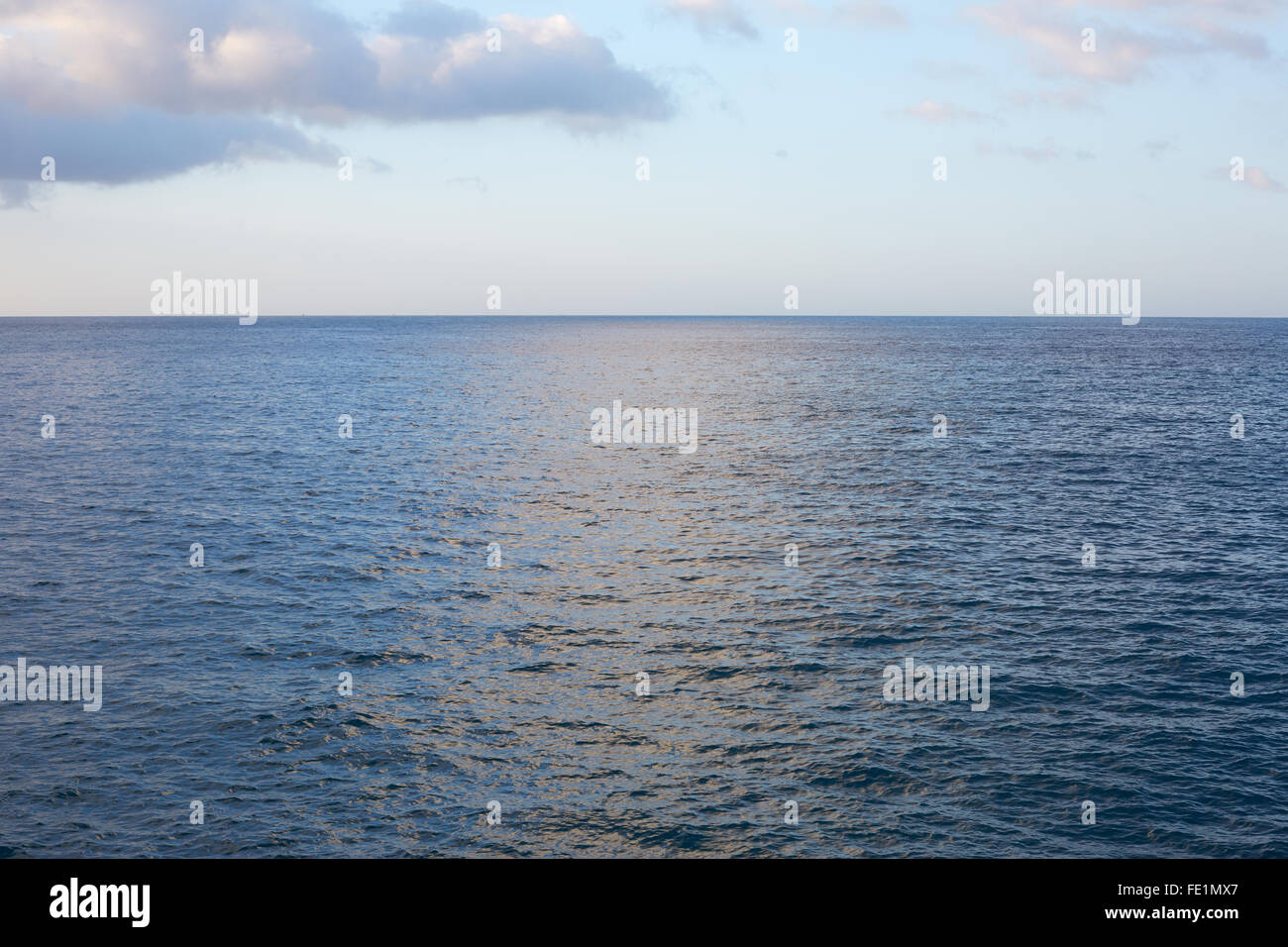 Blu Mediterraneo, mare calmo con orizzonte al mattino Foto Stock