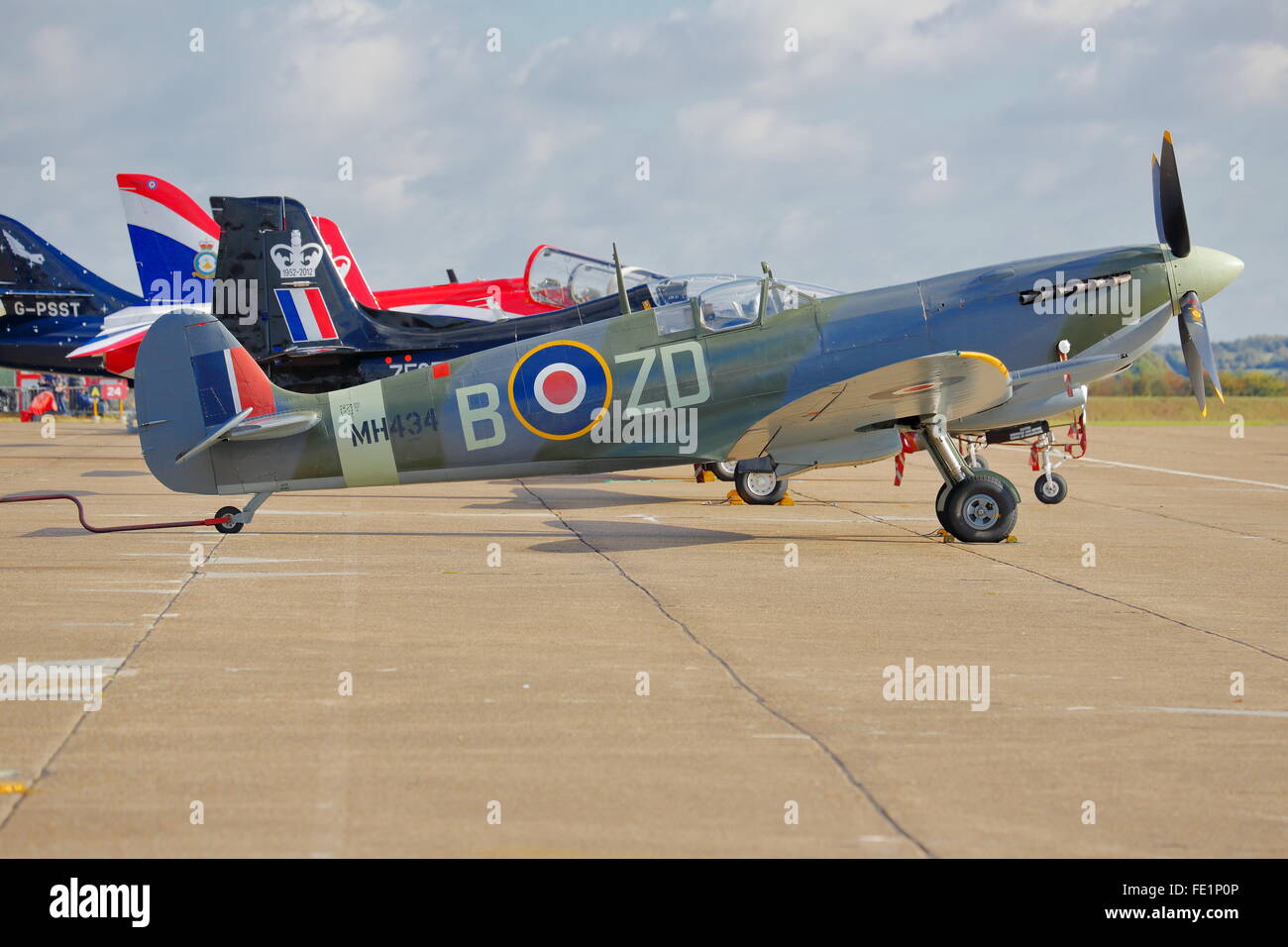 Historic Supermarine Spitfire MH434 a Duxford Air Show, Cambridge, Regno Unito Foto Stock