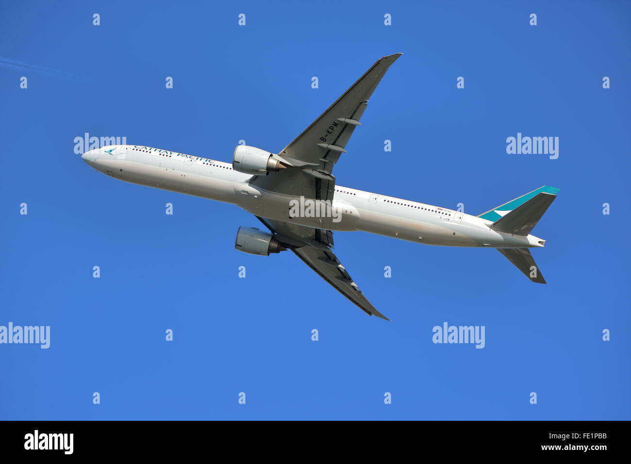 Cathay Pacific Boeing 777-300(ER) B-KPM con partenza dall'Aeroporto di Londra Heathrow, REGNO UNITO Foto Stock