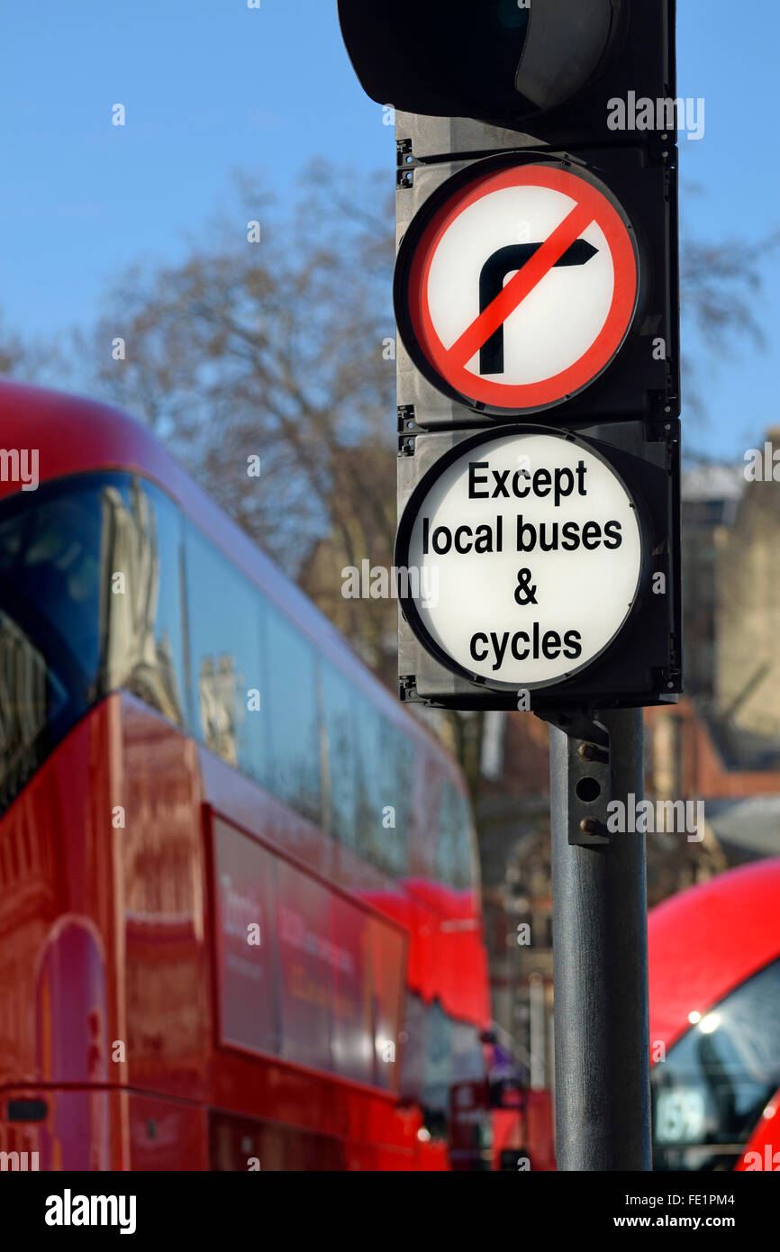 London, England, Regno Unito.semafori e cartelli in piazza del Parlamento - non si trasformi in corsia degli autobus Foto Stock