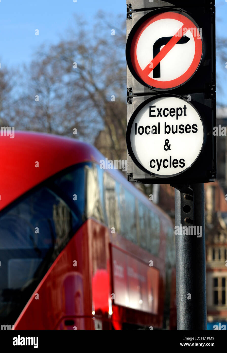 London, England, Regno Unito.semafori e cartelli in piazza del Parlamento - non si trasformi in corsia degli autobus Foto Stock