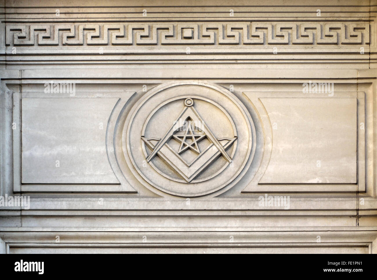 Londra, Inghilterra, Regno Unito. Massoni' Hall Great Queen Street. Dettaglio mostrante il Masonic Square - La Piazza e bussole Foto Stock