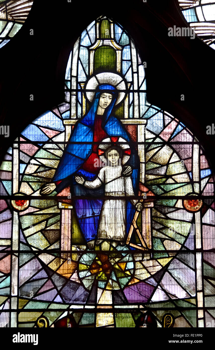 Londra, Inghilterra, Regno Unito. Sant'Andrea Chiesa, Holborn. Moderna vetrate colorate - Madonna col bambino Foto Stock
