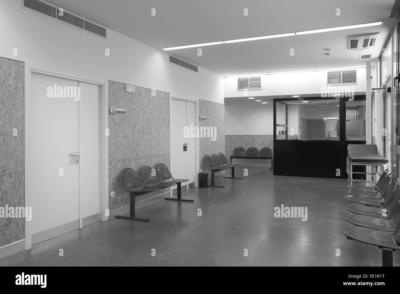 Ospedale area di attesa con sedie metalliche. Orizzontale. Foto Stock
