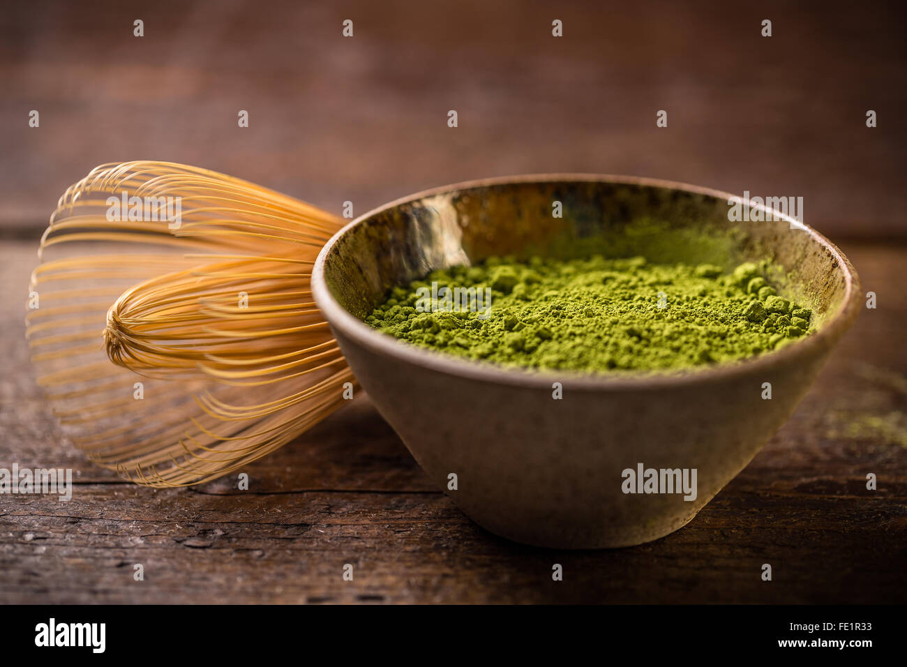 Verde di tè in polvere con una frusta di bambù Foto Stock