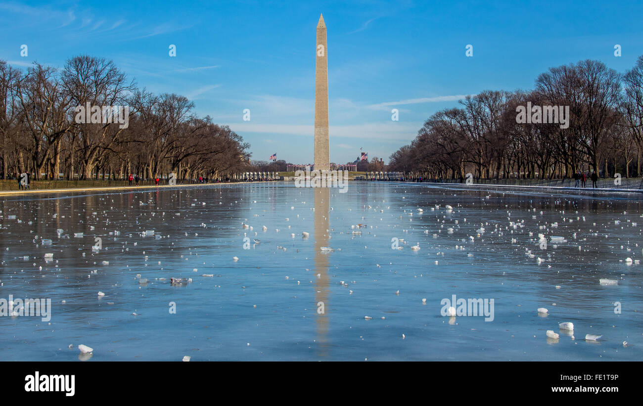 Il Monumento di Washington riflettente nel Congelato stagno riflettente Foto Stock