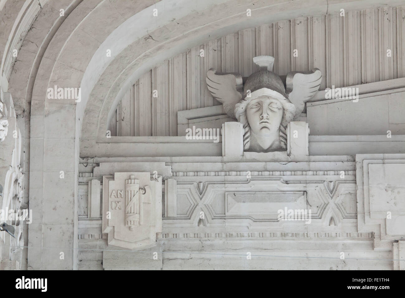 Il simbolo fascista e la testa di mercurio raffigurato nel vestibolo di  entrata della stazione ferroviaria centrale (la Stazione di Milano Centrale)  a Milano, lombardia, italia. Numero IX significa nono anno dell'era