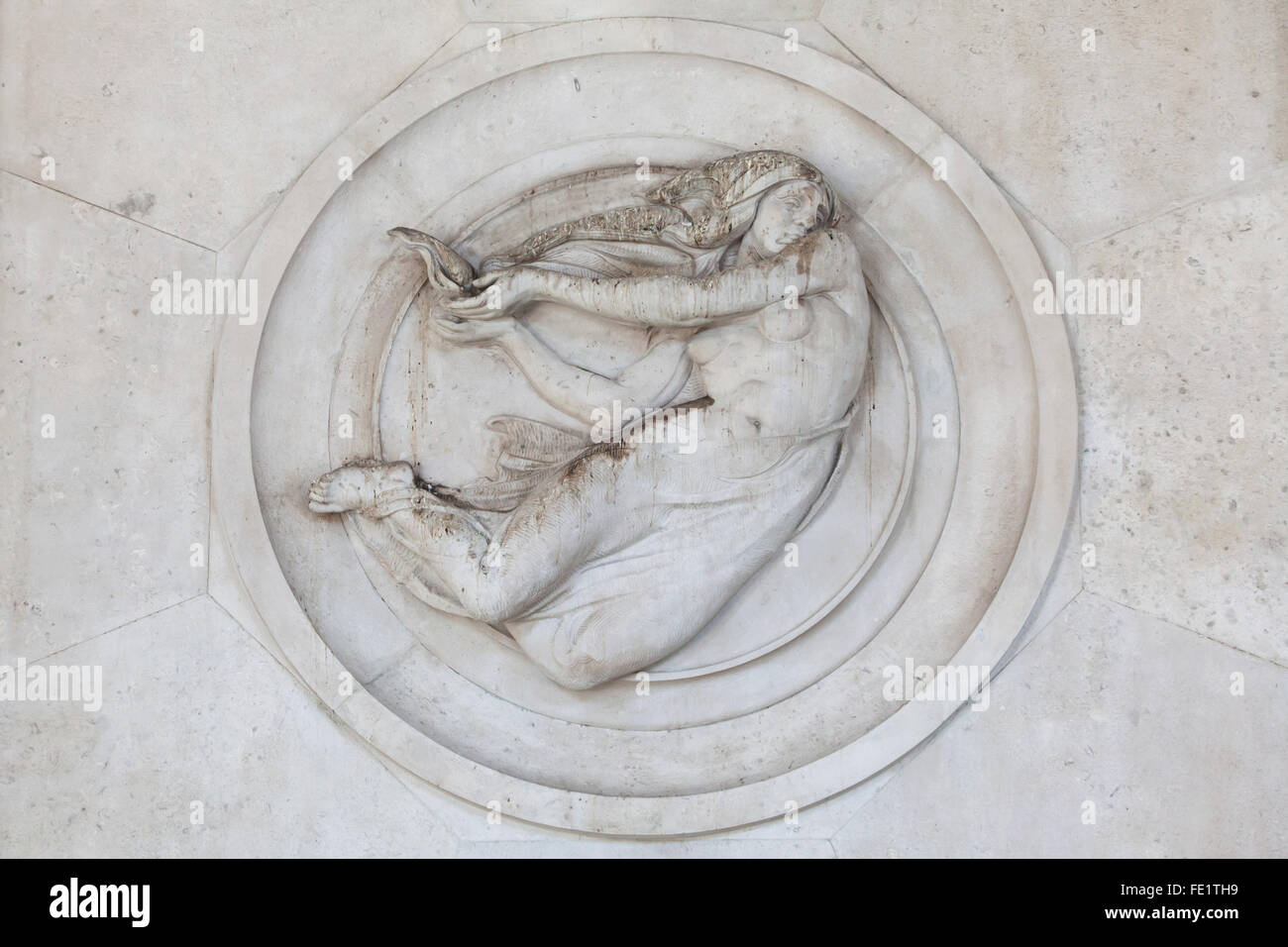 Nudo di donna raffigurata nella stazione ferroviaria centrale (la Stazione di Milano Centrale) a Milano, lombardia, italia. Foto Stock