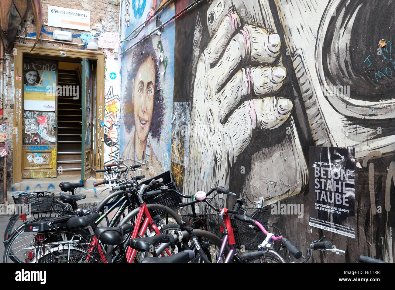 Arte di strada al di fuori della casa di Anne Frank Center, Berlin, Germania. Questa immagine mostra l'entrata al centro. Foto Stock
