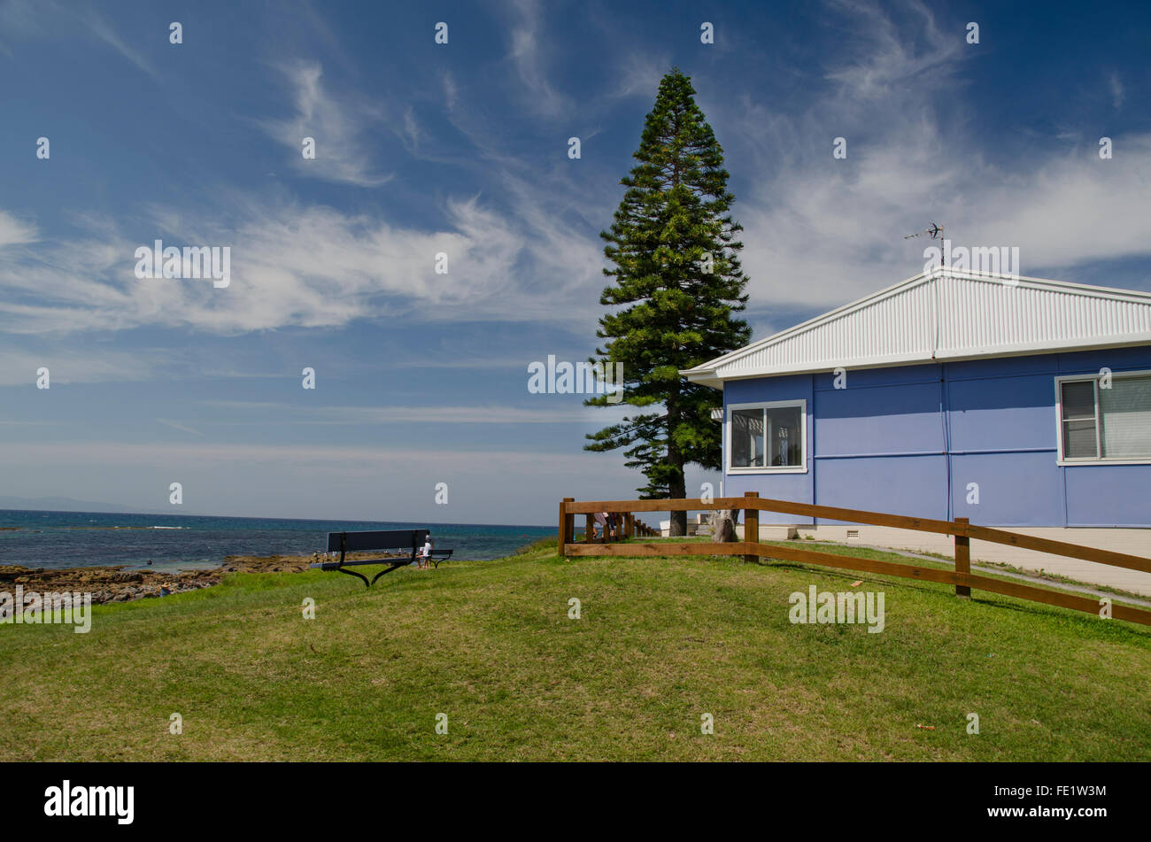 Un piccolo cottage in fibrocemento che si affaccia sull'oceano nella piccola cittadina di Currarong sulla costa meridionale del nuovo Galles del Sud in Australia Foto Stock