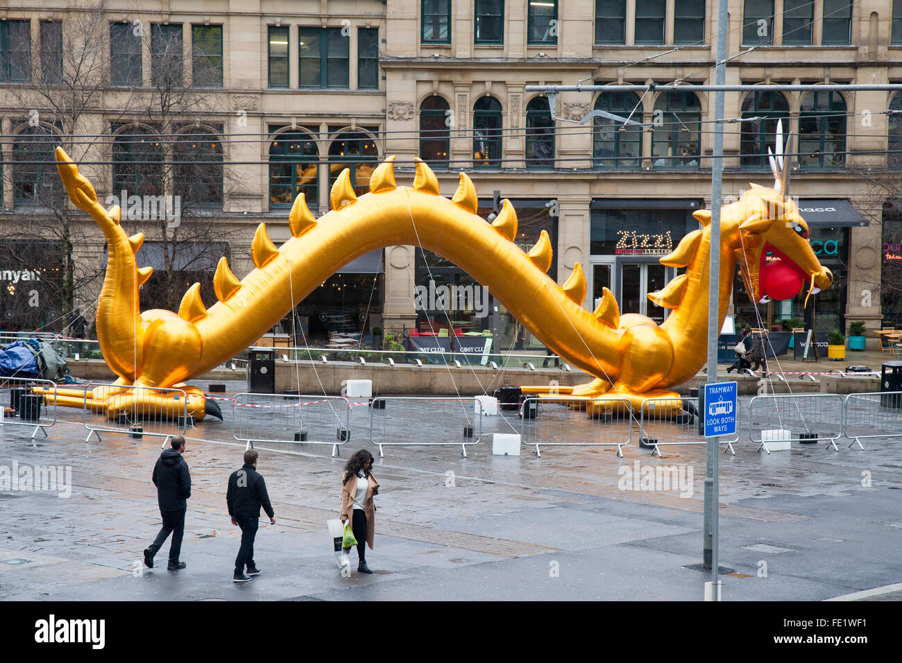 Manchester, Regno Unito. 4 febbraio 2016. Witty, intelligenti e curiosi di natura, anniversario, il palloncino, compleanno, mazzetto, carnevale, celebrare, celebrazione, Cina, decorazione, dragon, festival, festosa, riempito, bandiera, volo, galleggiante gonfiabile cinese dragon fuori da Selfridges a Manchester nella celebrazione dell Anno della Scimmia per il nuovo anno cinese. Foto Stock