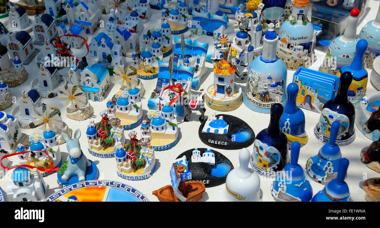 Negozio di souvenir in vendita al di fuori di un negozio nel villaggio di Oia Santorini Grecia Foto Stock