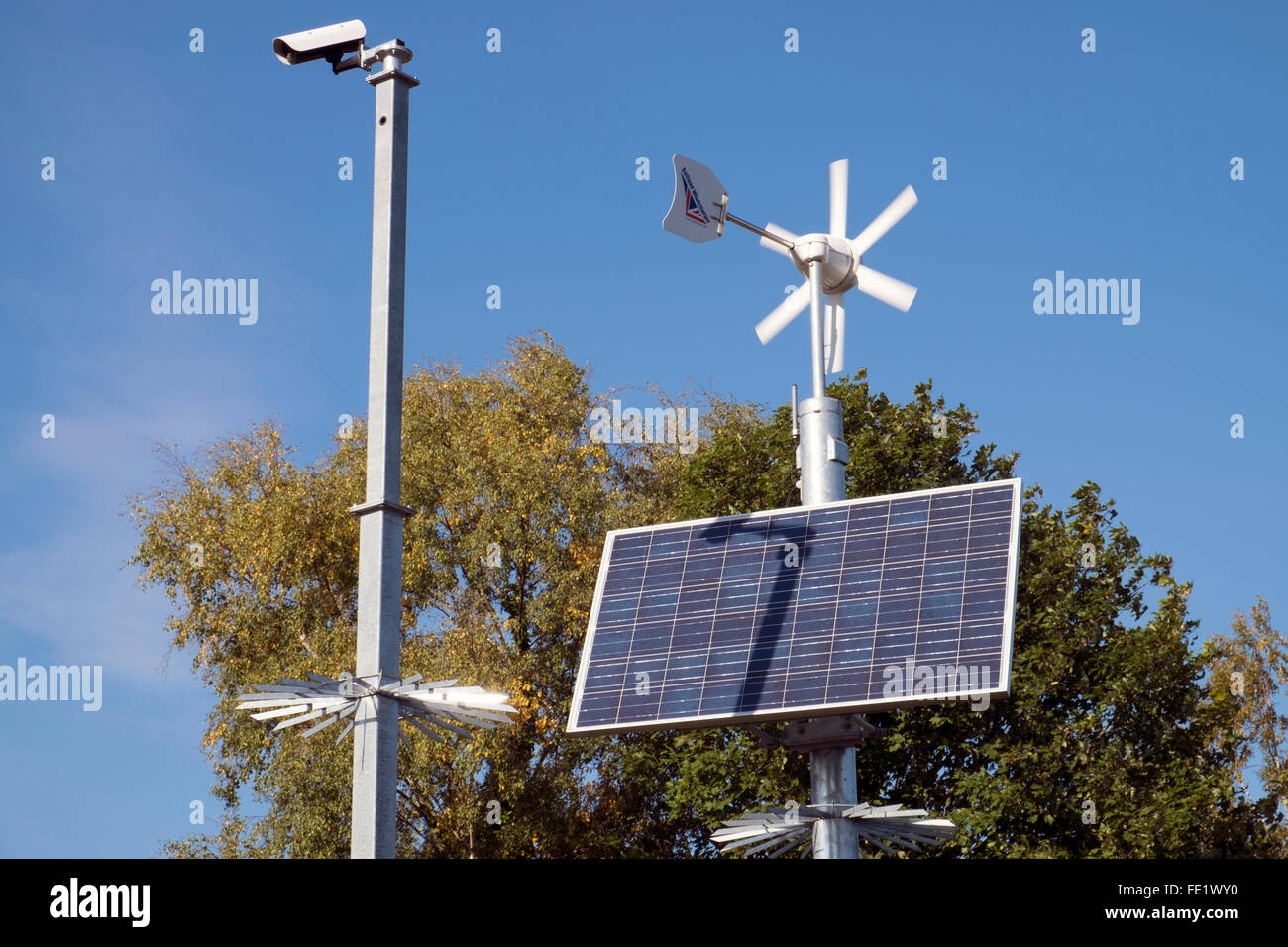 Energia solare ed eolica turbina alimentando una telecamera TVCC in corrispondenza di un passaggio a livello ferroviario sulla East Suffolk linea, Woodbridge, Suffolk, Regno Unito. Foto Stock