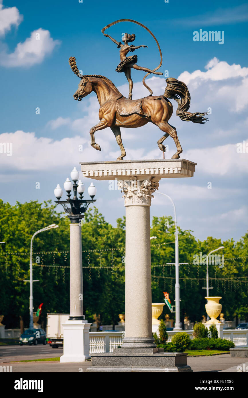 Scultura in bronzo sul piedistallo del ginnasta bilanciamento ragazza sul cavallo Circus Circus vicino a Minsk, in Bielorussia. Sfondo del parco. Foto Stock