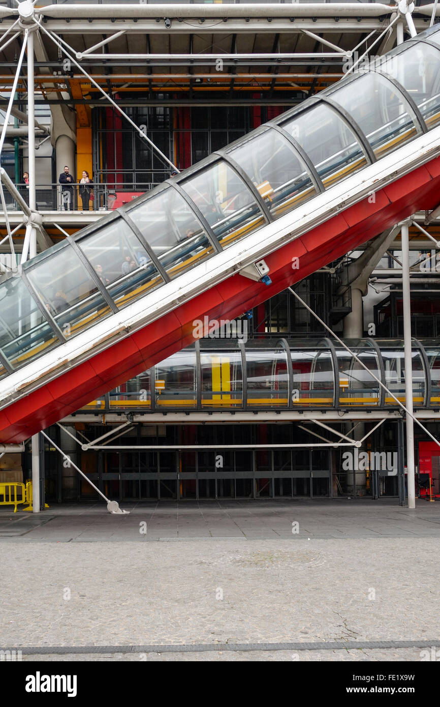 Escalator del Centro Georges Pompidou o Beaubourg, il più grande museo di arte moderna in Europa. Parigi, Francia. Foto Stock