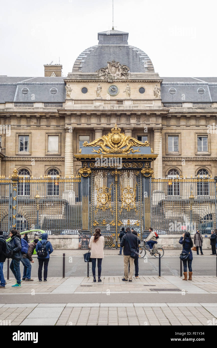 Porte della Cour d'honneur il Palais de Justice, facciata anteriore edifici, Place Louis Lepine, Parigi, Francia. Foto Stock