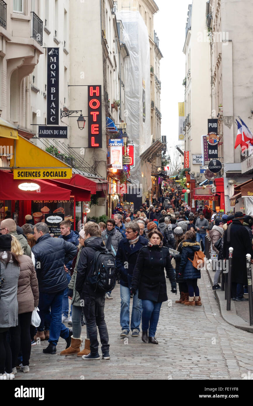 Rue de la huchette, occupato strada pedonale con ristoranti, popolari con i turisti, il Quartiere Latino di Parigi, Francia. Foto Stock