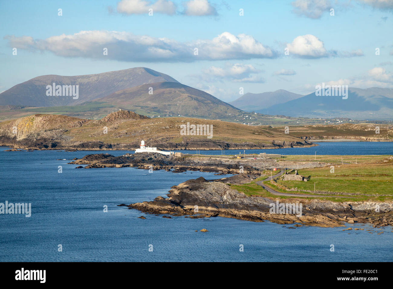 Vista su Cromwell Point lighthouse, Valentia Island, nella contea di Kerry, Irlanda. Foto Stock