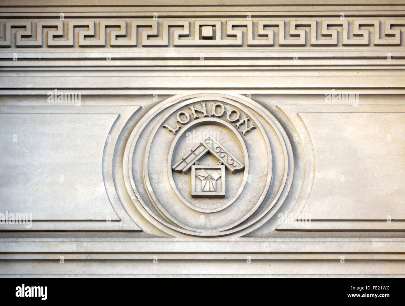 Londra, Inghilterra, Regno Unito. Massoni' Hall Great Queen Street. Dettaglio mostrante un set square - emblema del Comandante del Lodge Foto Stock