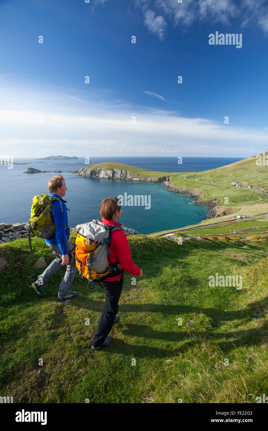 Walkers sul modo di Dingle Slea sopra la testa, penisola di Dingle, nella contea di Kerry, Irlanda. Foto Stock