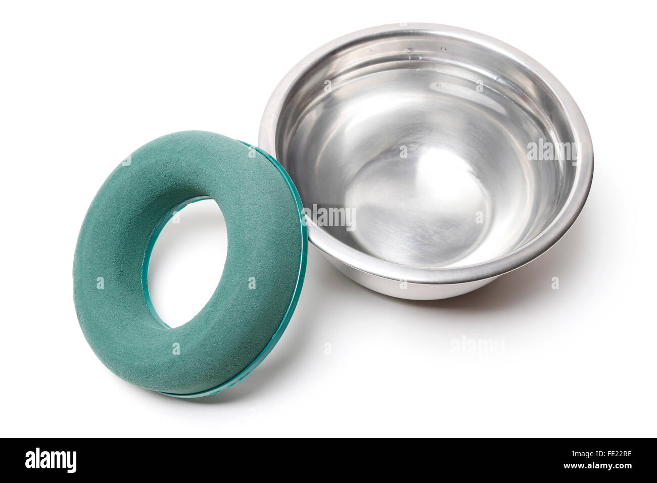 Fioraio al lavoro: Come rendere corona porta con rosa canina, biancospino e rowan berry. Passo dopo passo, tutorial isolato su bianco. Foto Stock