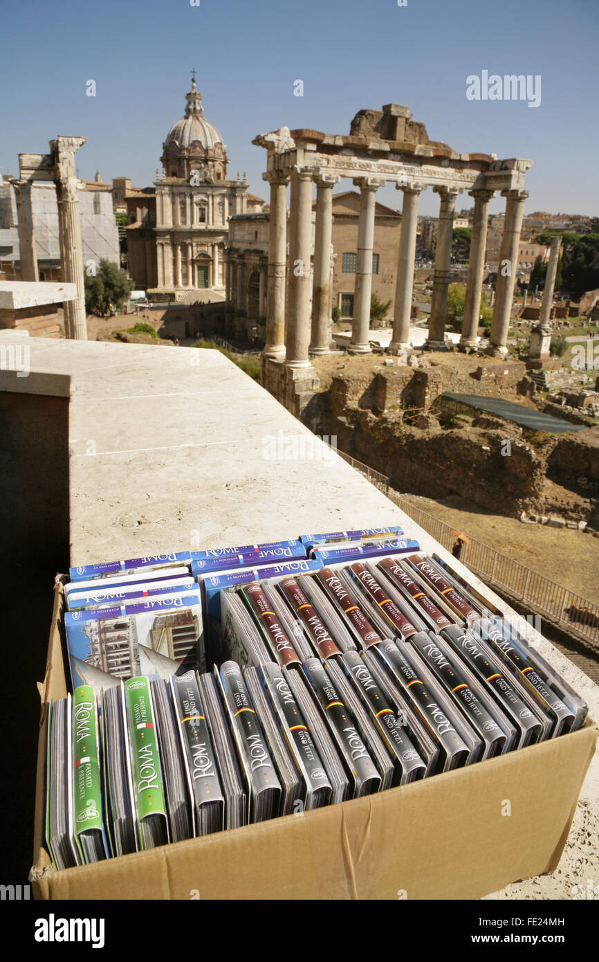 Dvd di souvenir in vendita per i turisti nei pressi del Foro Romano, Roma,  Italia con il Tempio di Saturno dietro Foto stock - Alamy