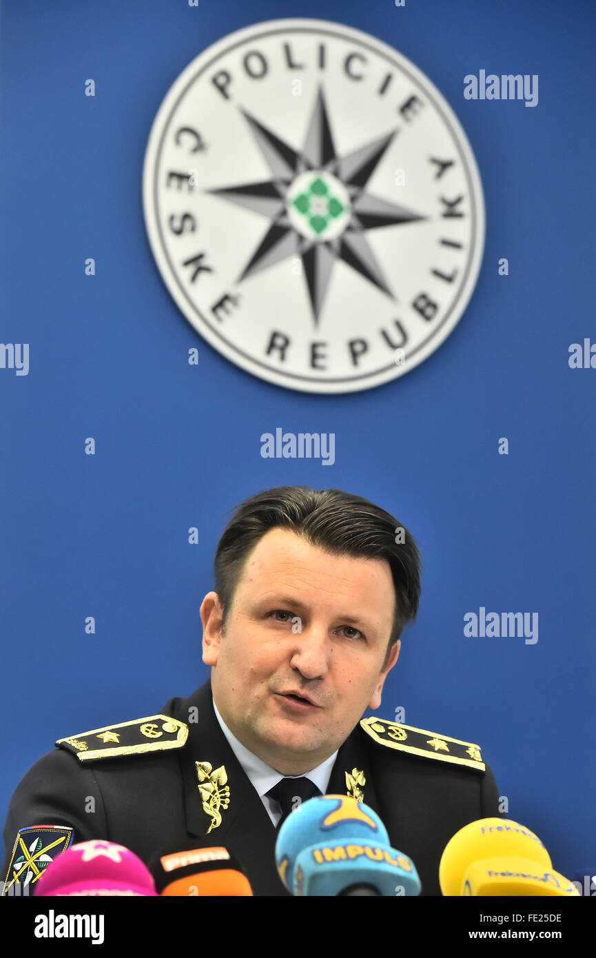 Di polizia straniero direzione tiene conferenza stampa sulla migrazione illegale nel 2015, le priorità per il 2016, con il suo capo Milano Majer (non mostrato) e polizia Presidente Tomas Tuhy (foto) a Praga, Repubblica Ceca, 4 febbraio 2016. La polizia ha catturato 8563 gli stranieri che soggiornano illegalmente nella Repubblica ceca nel 2015, un aumento di 3741 su 2014, lo straniero la polizia ha informato i giornalisti oggi, aggiungendo che un quarto dei detenuti erano cittadini di Siria.Il numero di detenuti siriani è salito da 142 a 2016 di anno in anno, che è dovuto al full-blown crisi migranti in Europa.Gli Aramei erano fol Foto Stock