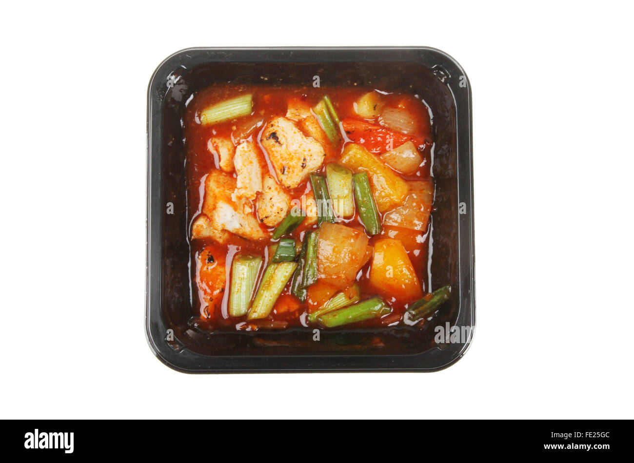 Pollo Kung Po, Convenienza cinese pasto in una scatola di cartone isolata contro bianco Foto Stock