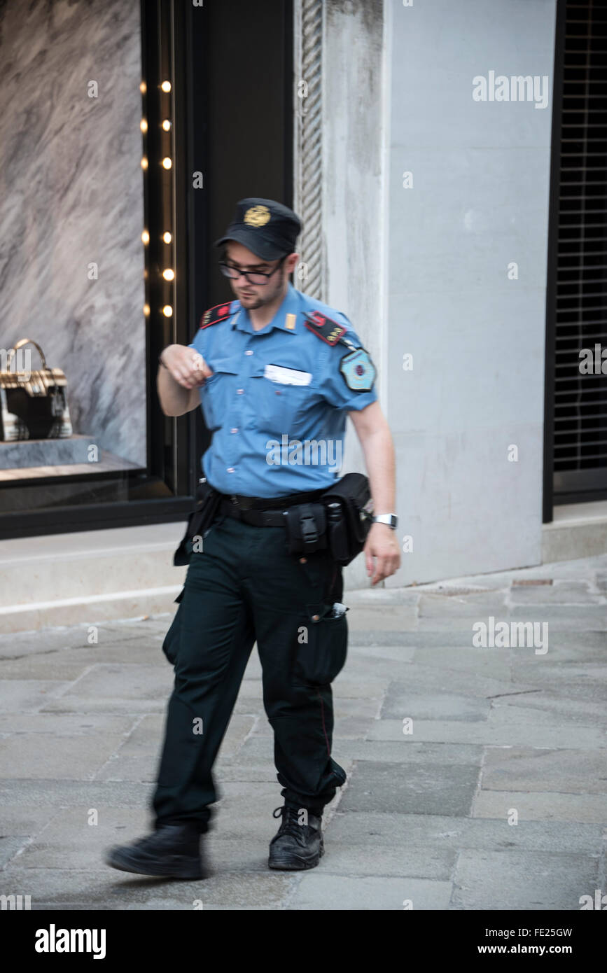 Armati di una guardia di sicurezza pattugliano le strade di Venezia, Italia Foto Stock
