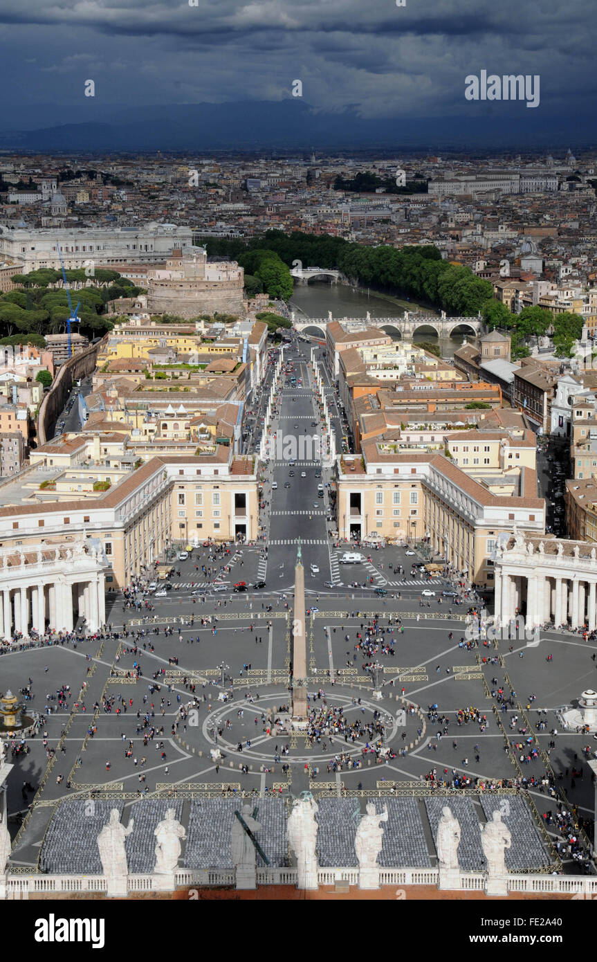 Vista di Piazza San Pietro e Conciliazione Street dalla cupola di San Pietro © Credito Fabio Fiorani/Sintesi/Alamy St Foto Stock