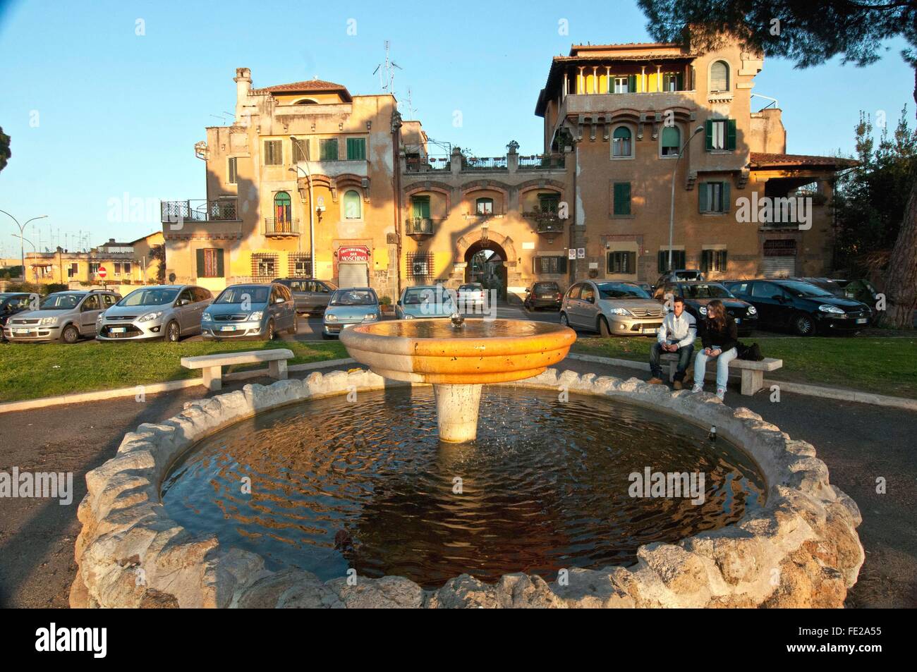 Piazza Brin e l'edificio storico costruito per volere del Re Vittorio Emanuele III nel quartiere della Garbatella a Roma, Italia Foto Stock