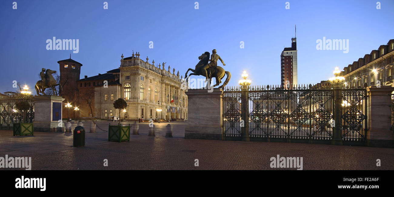 Palazzo Madama e Dioscuri statue vista dal Palazzo Reale, Piazza Castello , Torino, Piemonte, Italia Credit © Roberto Sacco Foto Stock