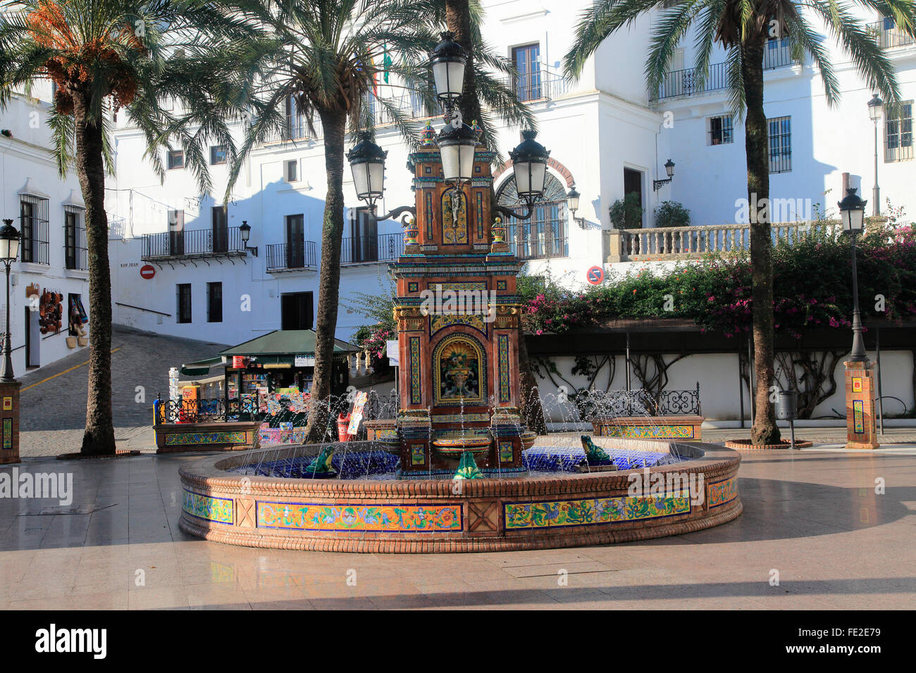 Fontana e le palme in Plaza de Espana, Vejer de la Frontera, la provincia di Cadiz Cadice, Spagna Foto Stock