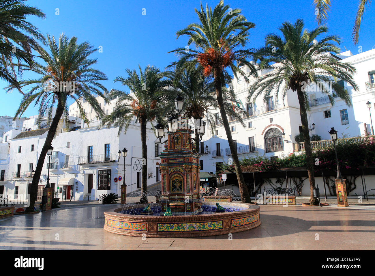 Fontana e le palme in Plaza de Espana, Vejer de la Frontera, la provincia di Cadiz Cadice, Spagna Foto Stock