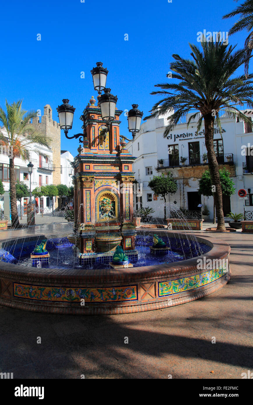 Fontana e le palme in Plaza de Espana, Vejer de la Frontera, la provincia di Cadiz Cadice, Spagna Foto Stock