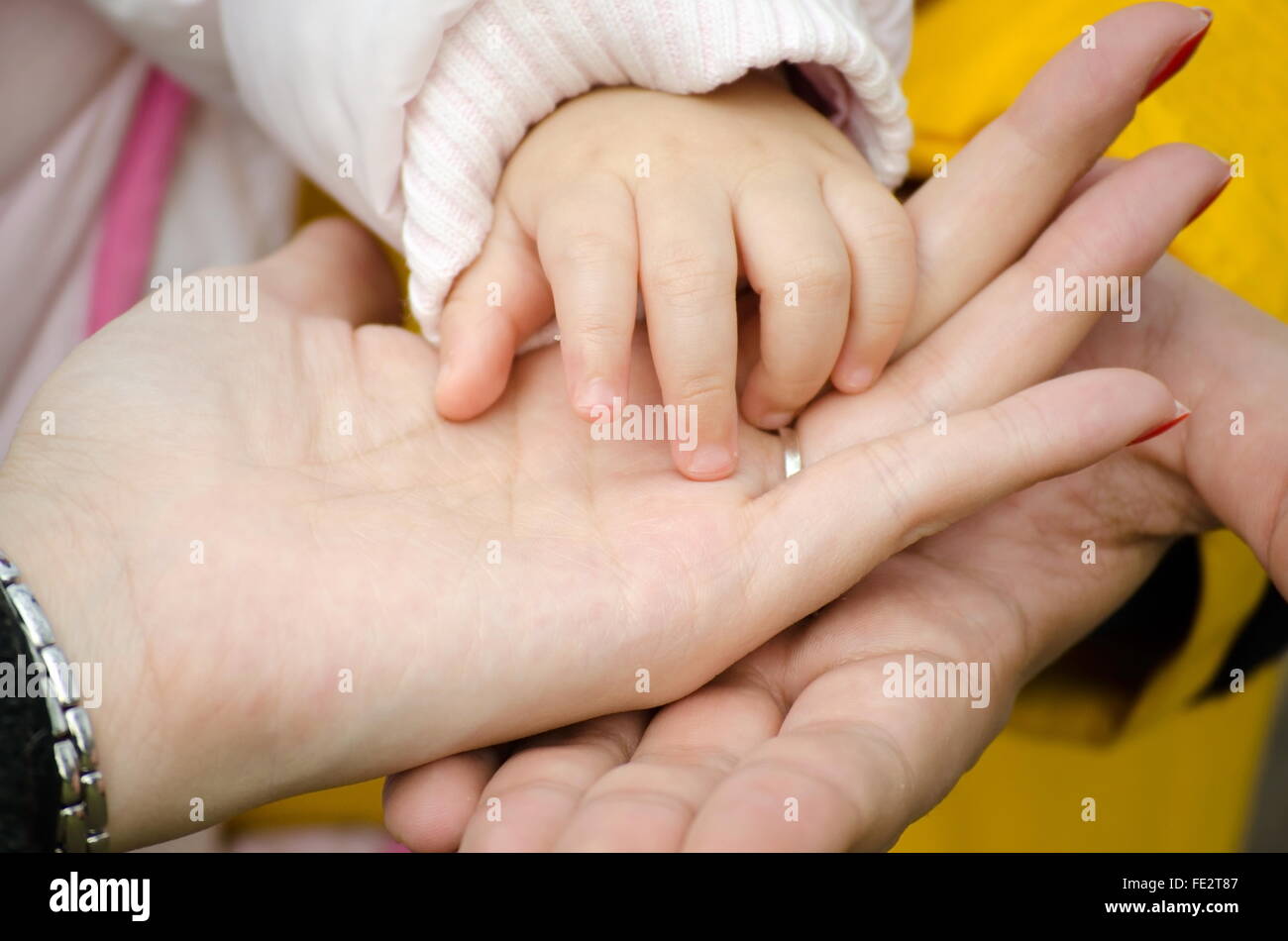 Padre della madre e del bambino in mano azienda ogni altro Foto Stock