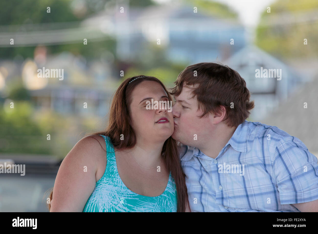 Cieco di baciare il suo fidanzato cieco Foto Stock