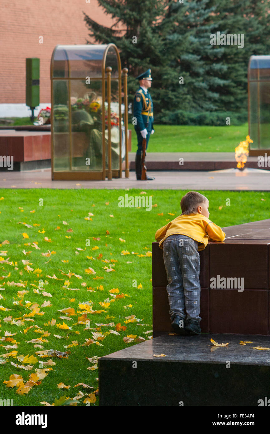 Bambini che giocano presso la tomba del Soldato sconosciuto da le mura del Cremlino in Alexander Gardens, Mosca, Russia Foto Stock