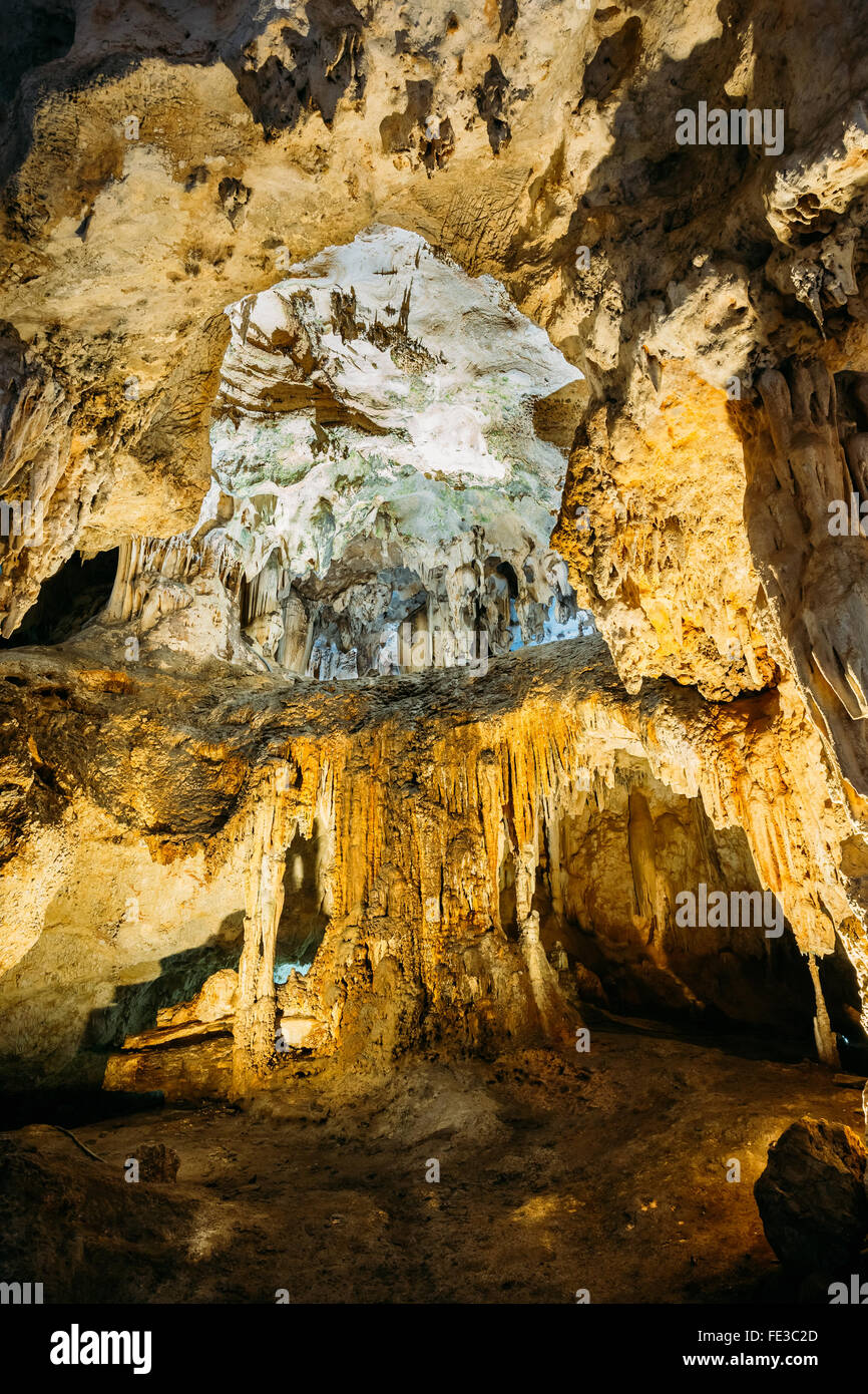 Stalattiti e stalagmiti in una grotta famosa Cuevas de Nerja in Nerja in Spagna. Strutture interrate, creazione di natura. Foto Stock