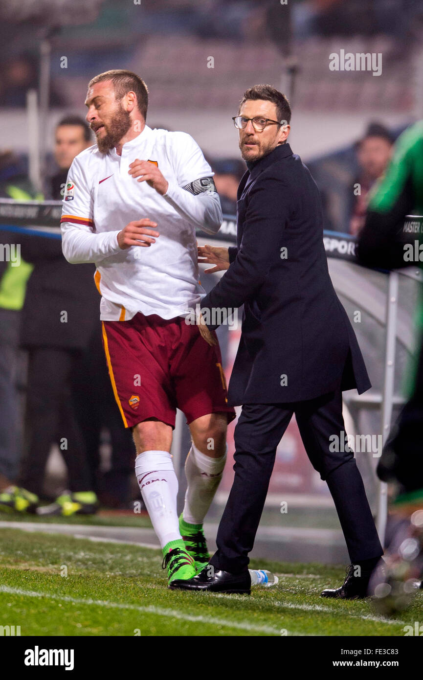 Reggio Emilia, Italia. 2° febbraio 2016. Daniele De Rossi (Roma), Eusebio di Francesco (Sassuolo) Calcio/Calcetto : Italiano 'Serie A' match tra noi Sassuolo 0-2 come Roma a Mapei Stadium - Citta del Tricolore a Reggio Emilia, Italia . © Maurizio Borsari/AFLO/Alamy Live News Foto Stock