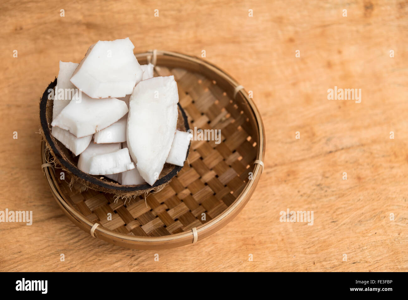 Vecchio coconut cun su sfondo di legno in due parti con lo spazio negativo Foto Stock