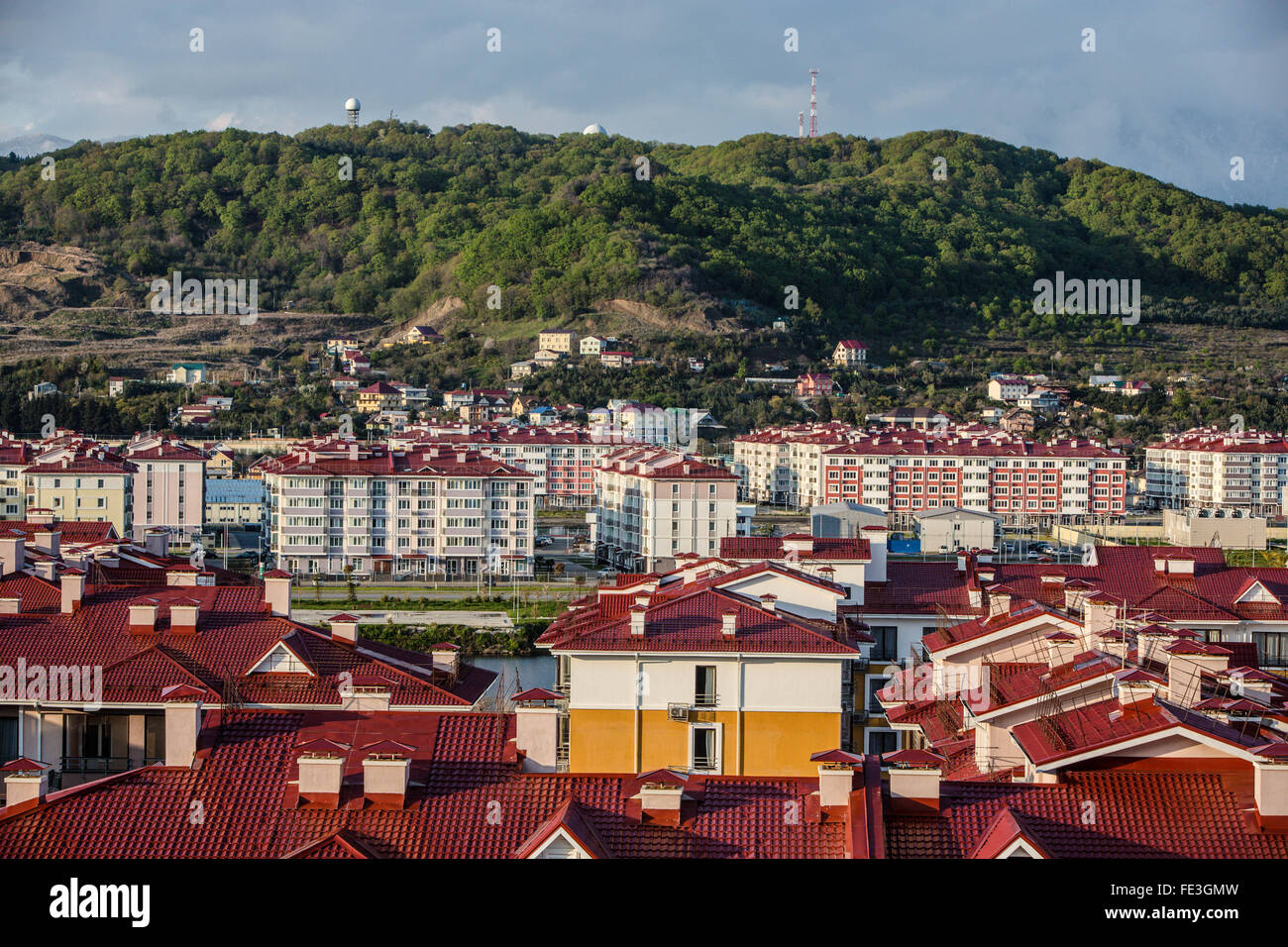 Villaggio Olmypic, Sochi davanti al Caucausus montagne Foto Stock