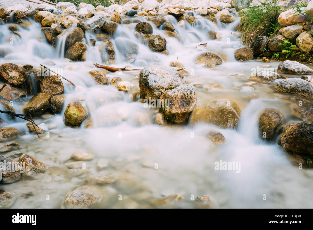 Rio Fiume Chillar a Nerja, Malaga, Spagna. L'acqua che scorre sulle rocce. La bellezza della natura. Lunga esposizione. Foto Stock