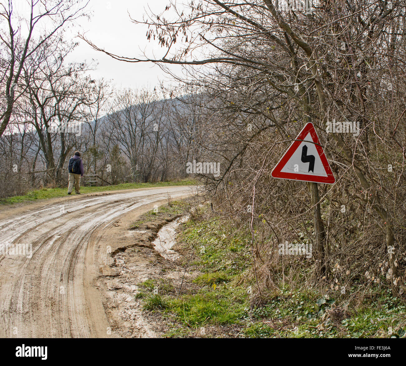 Fangoso vecchia strada di montagna in una curva. Foto Stock