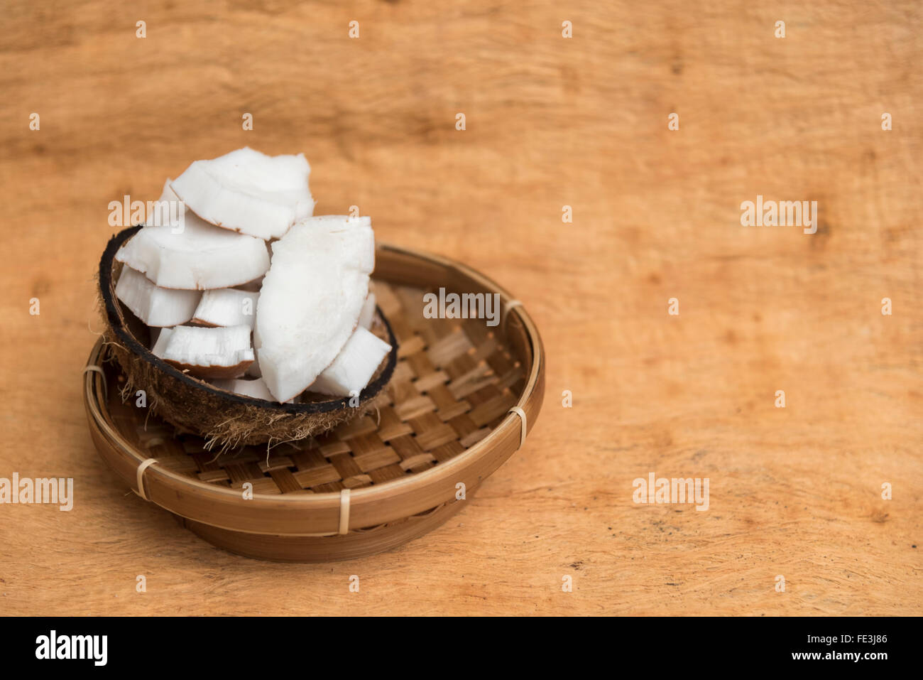 Vecchio coconut cun su sfondo di legno in due parti con lo spazio negativo Foto Stock